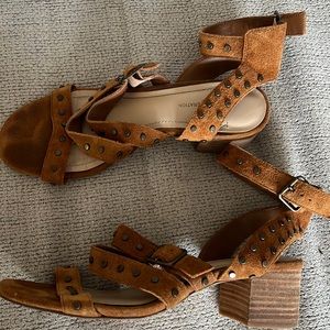 BCBG 🟤 suede sandals